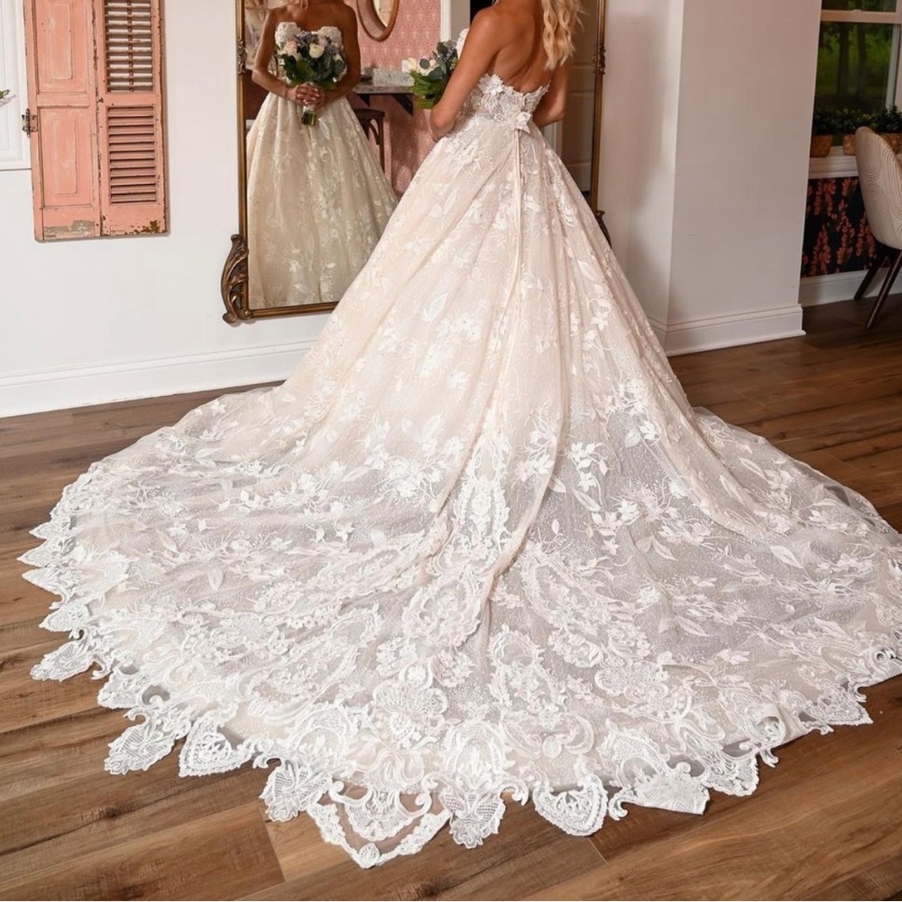 Gorgeous Eve Of Milady wedding dress w/ long lace train, & removable sleeve.
